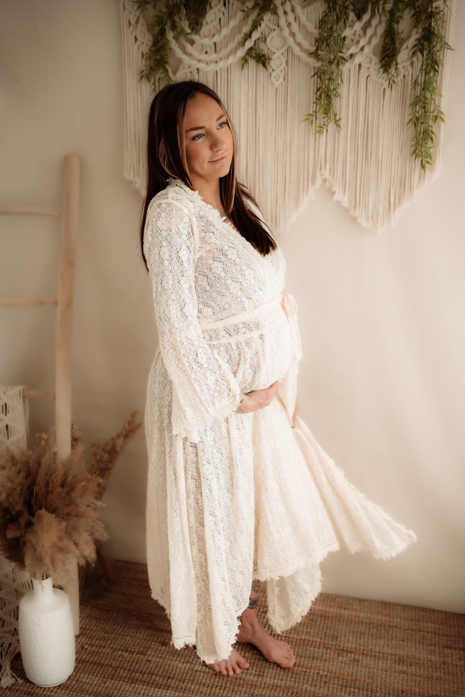 Kundenkleiderschrank Babybauch weißes Boho Kleid