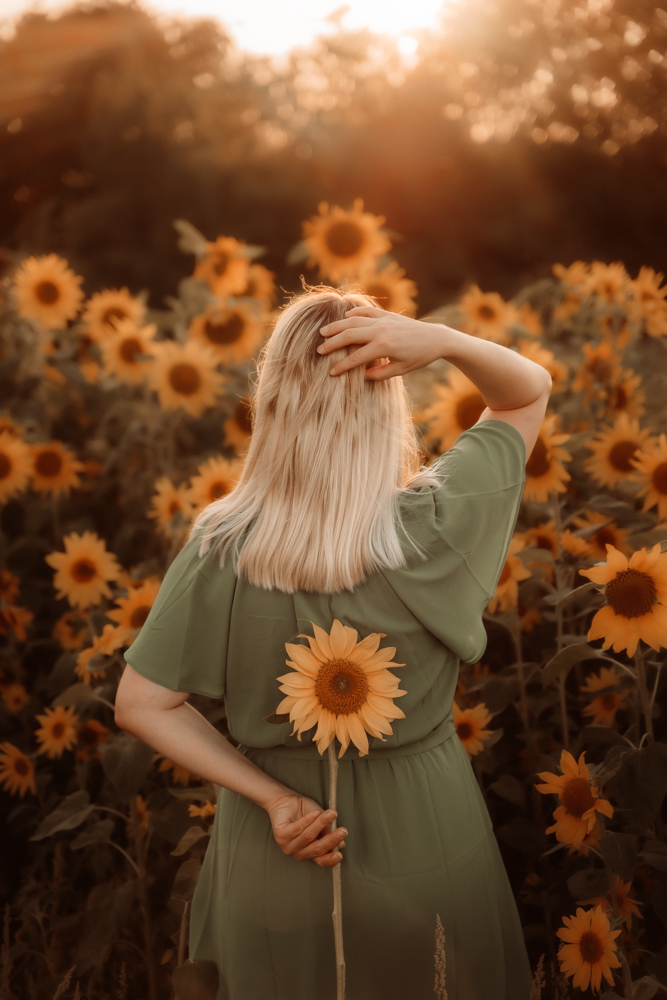 Portrait Fotoshooting Outdoor im Sonnenblumenfeld