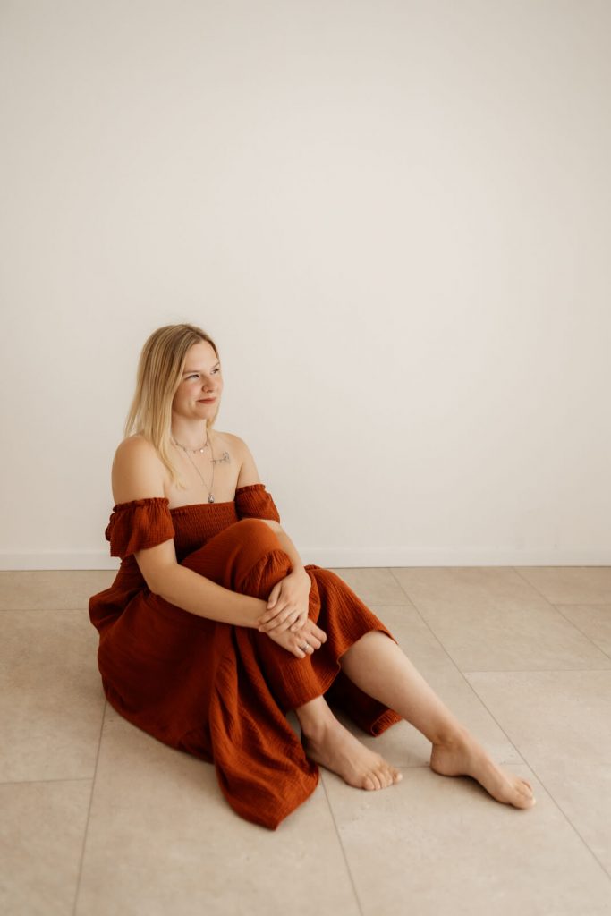 Frau in terrakotta-farbenen Shootingkleid aus meinem Kundenkleiderschrank