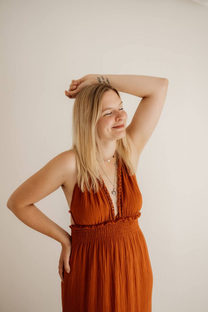 Frau mit Shootingkleid in terrakotta aus meinem Kundenkleiderschrank