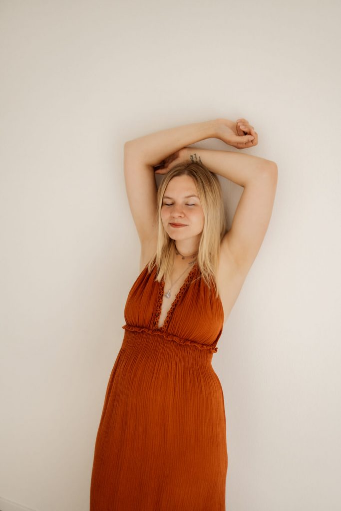 Frau mit Shootingkleid in terrakotta aus meinem Kundenkleiderschrank