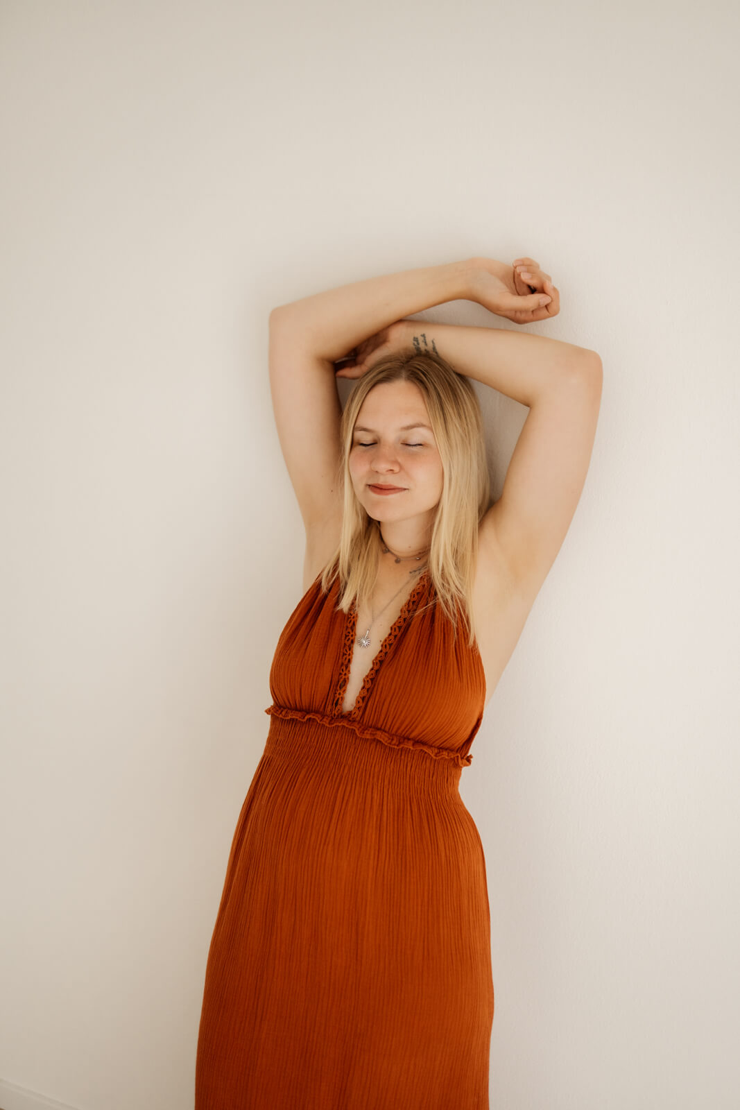 Portrait Fotoshooting Frau mit Shootingkleid in terrakotta aus meinem Kundenkleiderschrank