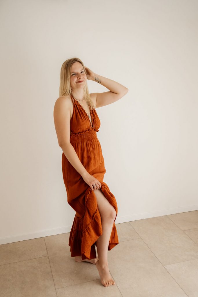 Frau mit Shootingkleid in terrakotta aus meinem Kundenkleiderschrank