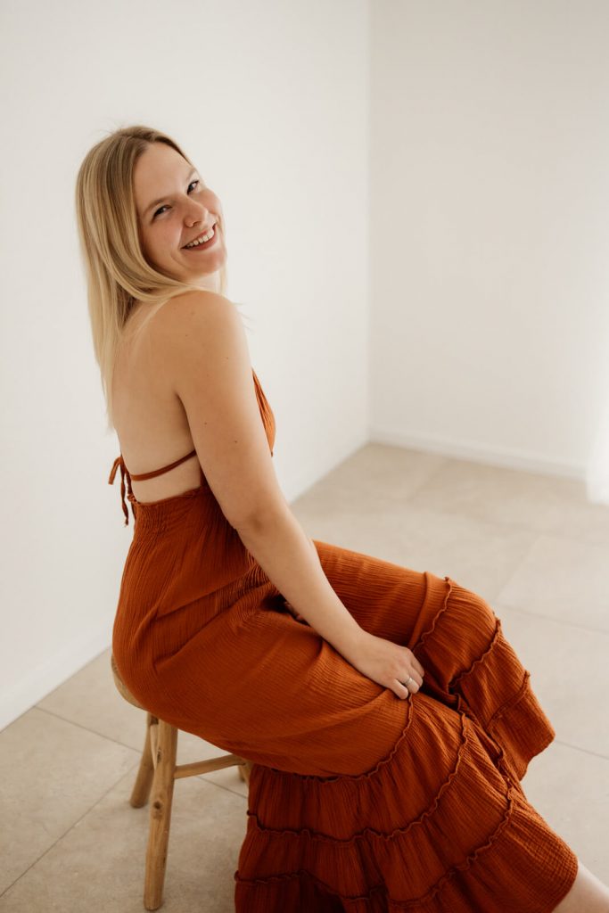 Frau mit Shootingkleid in terrakotta aus meinem Kundenkleiderschrank