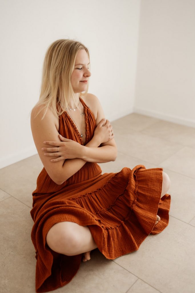 Frau mit Shootingkleid in terrakotta aus meinem Kundenkleiderschrank