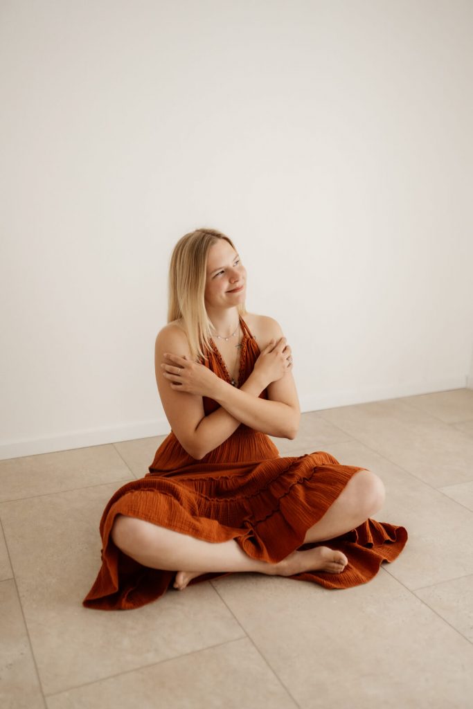 Frau mit Shootingkleid in terrakotta aus meineFrau mit Shootingkleid in terrakotta aus meinem Kundenkleiderschrankm Kundenkleiderschrank