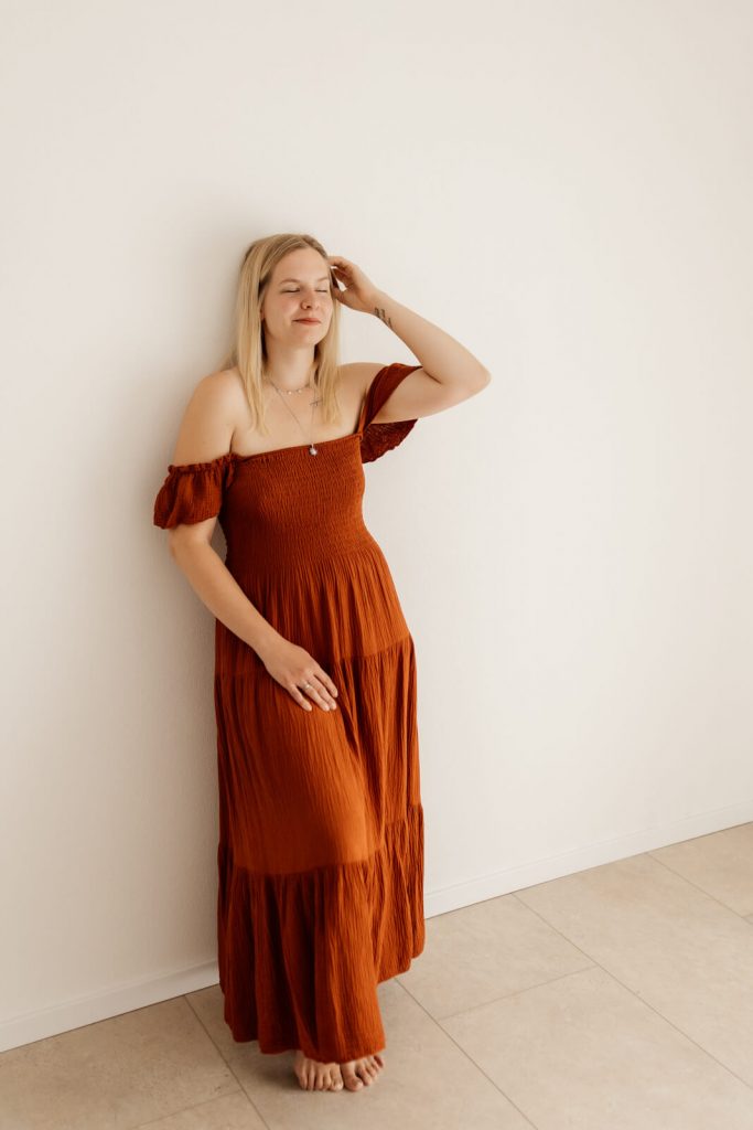 Frau in terrakotta-farbenen Shootingkleid aus meinem Kundenkleiderschrank