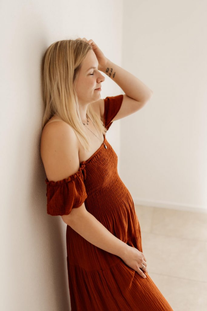 Frau in terrakotta-farbenen Shootingkleid aus meinem Kundenkleiderschrank