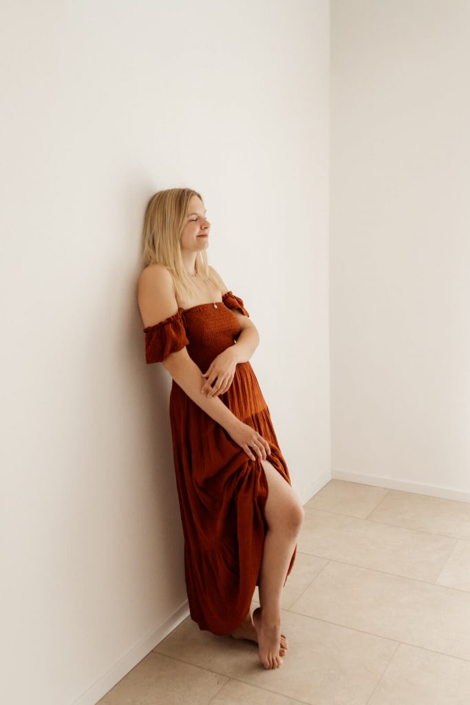 Frau in terrakotta-farbenen Shootingkleid aus meinem Kundenkleiderschrank