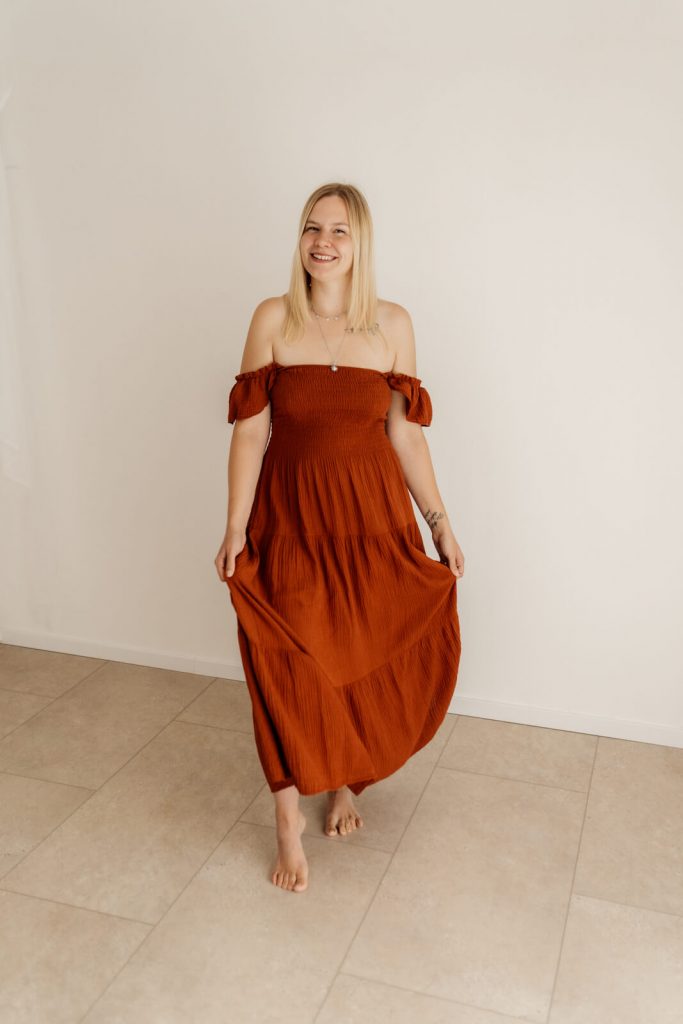 Frau in terrakotta-farbenen Shootingkleid aus meinem Kundenkleiderschrank