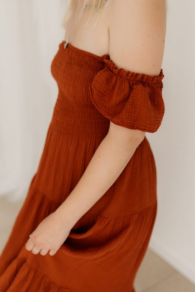 Frau in terrakotta-farbenen Shootingkleid aus meinem Kundenkleiderschrank