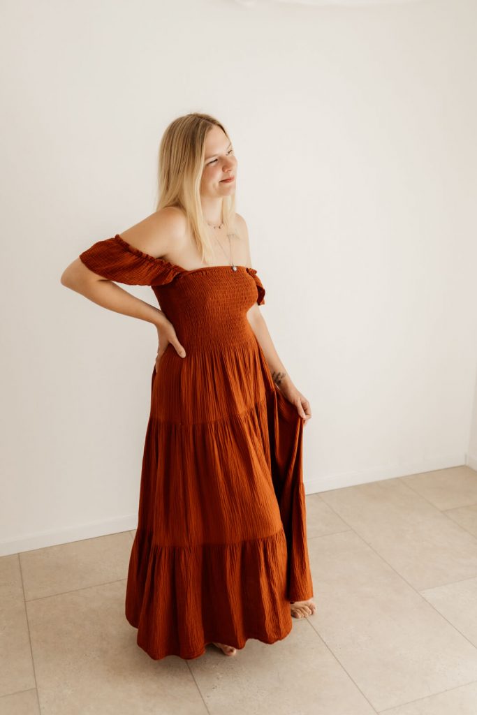 Frau in terrakotta-farbenen Shootingkleid aus meinem Kundenkleiderschrank