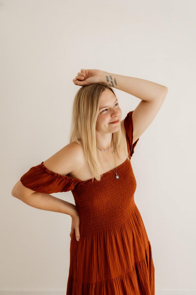 Frau in terrakotta-farbenen Shootingkleid aus meinem Kundenkleiderschrank