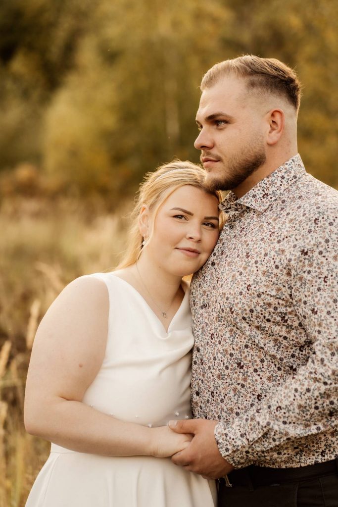 After Wedding Shooting Braut mit Brautkleid auf einer grünen Wiese im Sonnenuntergang