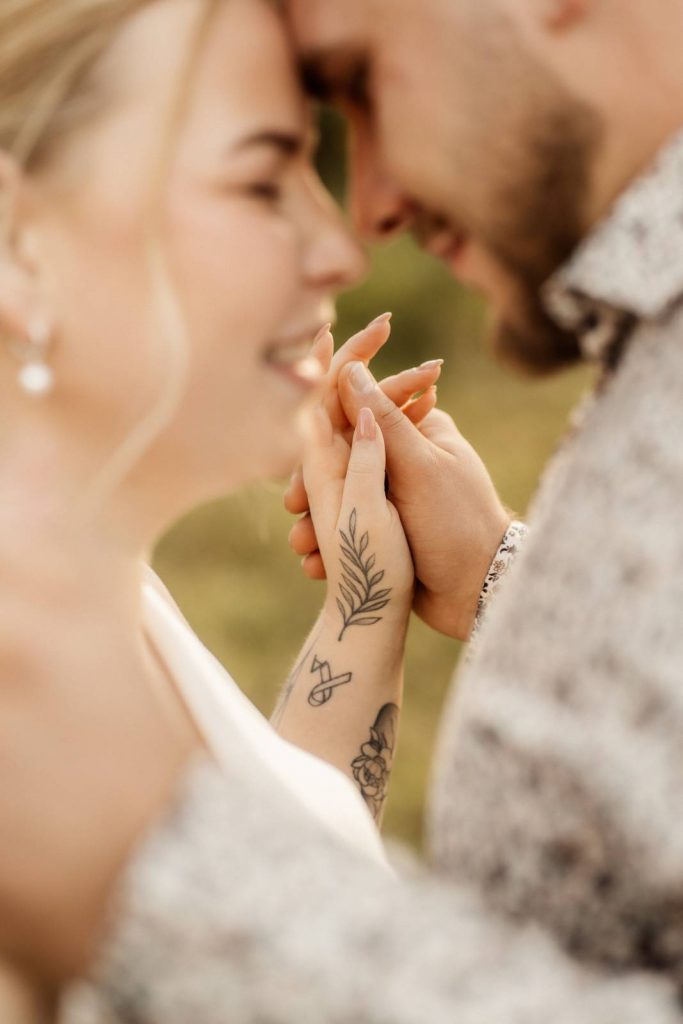 After Wedding Shooting Braut mit Brautkleid auf einer grünen Wiese im Sonnenuntergang