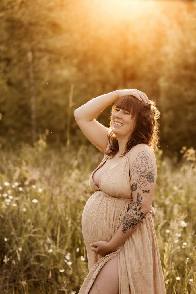 Schwangere Frau beim Babybauchshooting im Shootinkleid aus meinem Kundenkleiderschrank