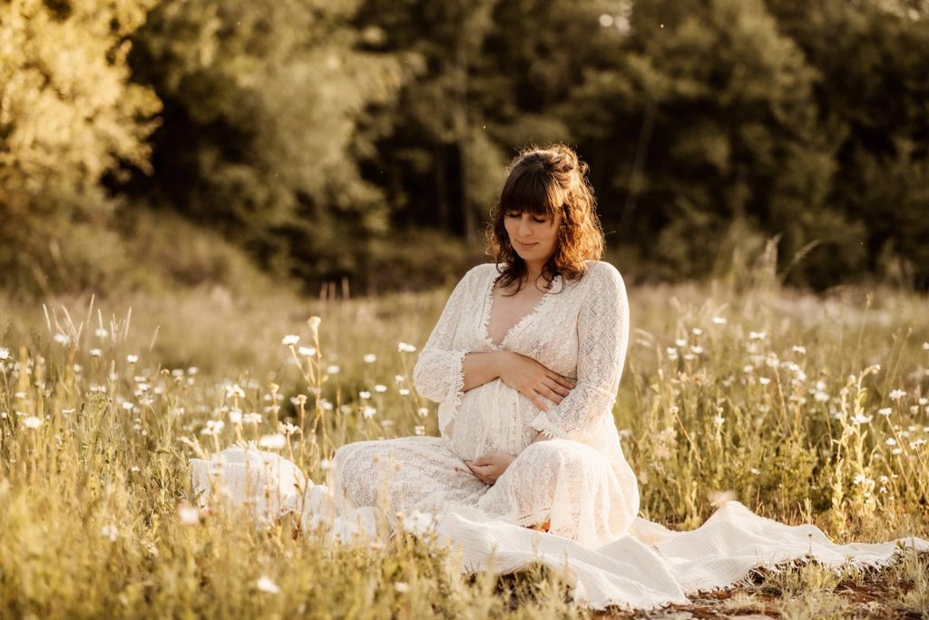 Schwangere Frau beim Babybauchshooting im Shootinkleid aus meinem Kundenkleiderschrank