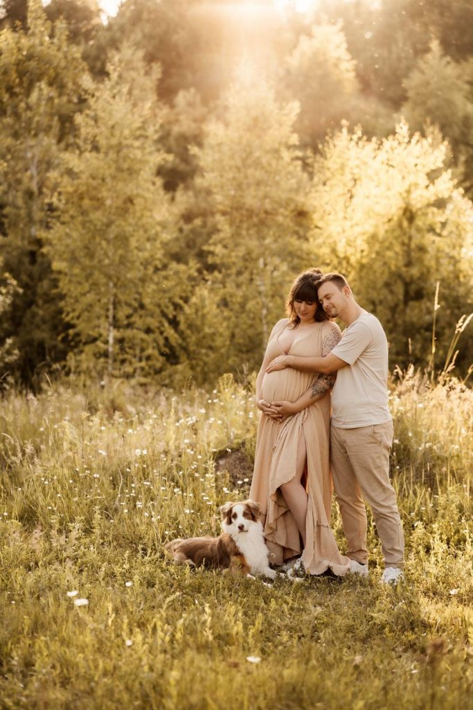 Schwangere Frau beim Babybauchshooting im Shootinkleid aus meinem Kundenkleiderschrank