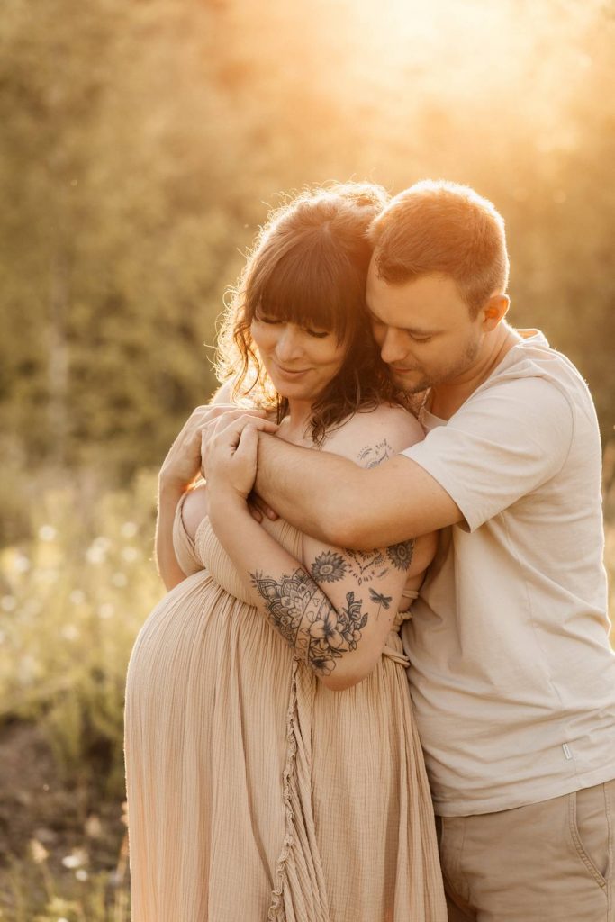 Schwangere Frau beim Babybauchshooting im Shootinkleid aus meinem Kundenkleiderschrank