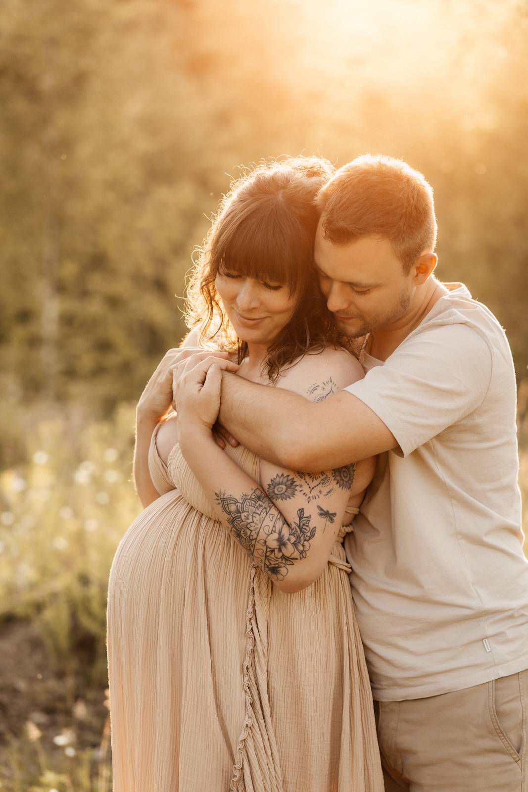 Schwangere Frau beim Babybauchshooting im Shootinkleid aus meinem Kundenkleiderschrank