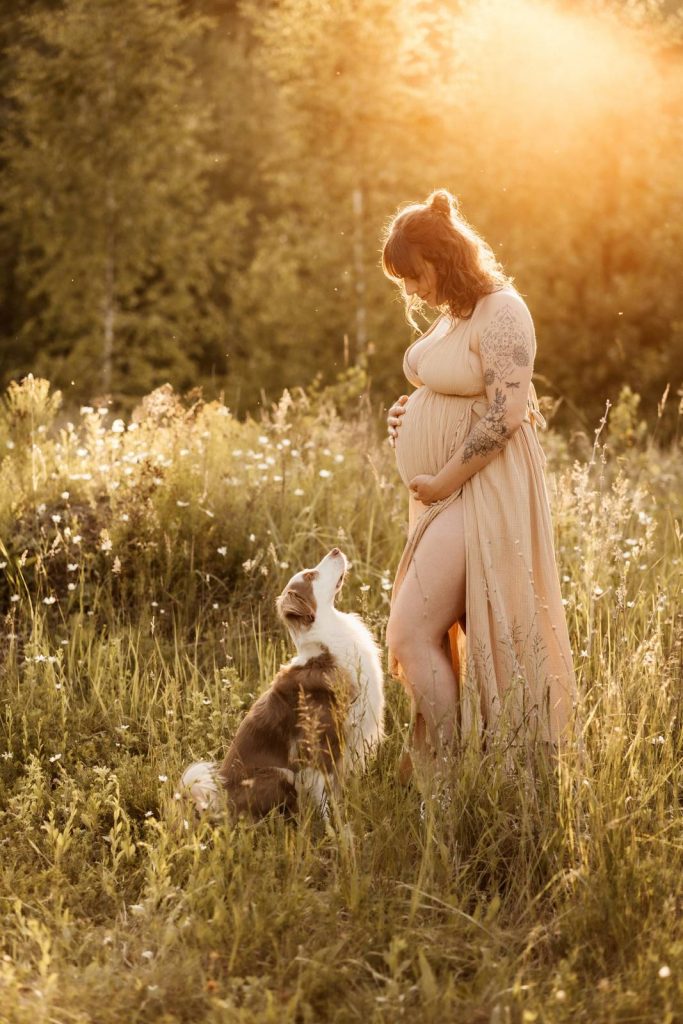Schwangere Frau beim Babybauchshooting im Shootinkleid aus meinem Kundenkleiderschrank