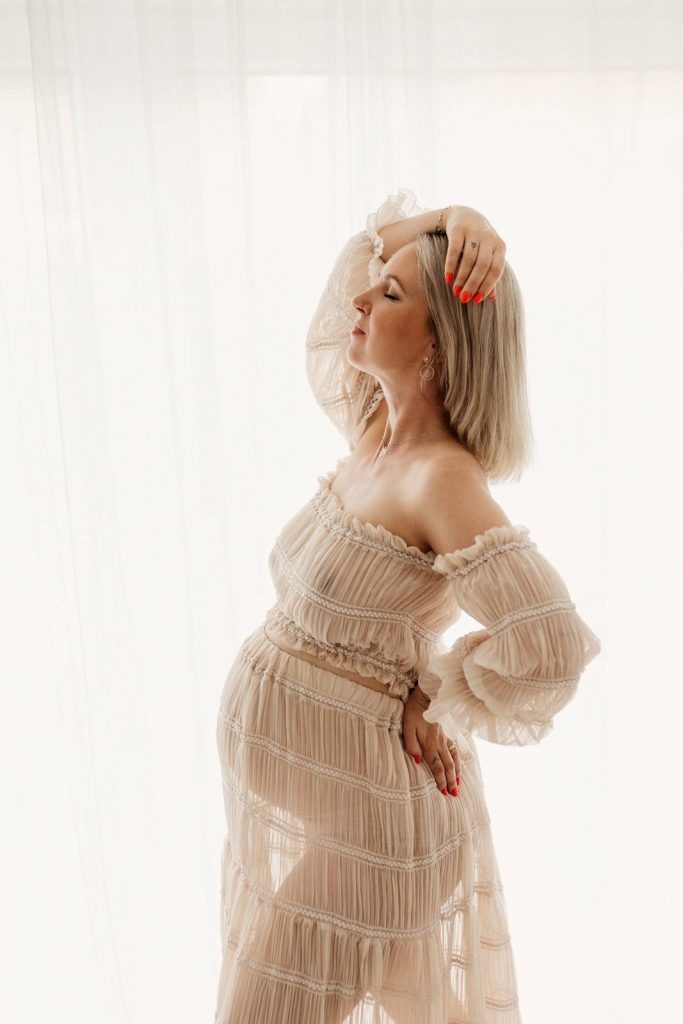 Schwangere Frau beim Babybauchshooting im Shootinkleid aus meinem Kundenkleiderschrank