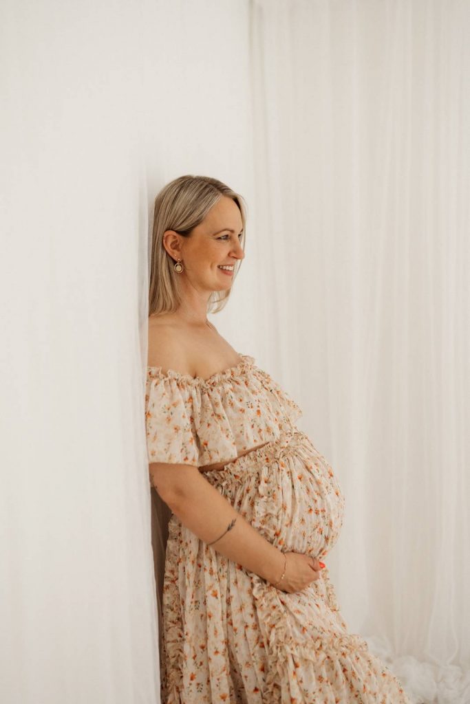 Schwangere Frau beim Babybauchshooting im Shootinkleid aus meinem Kundenkleiderschrank