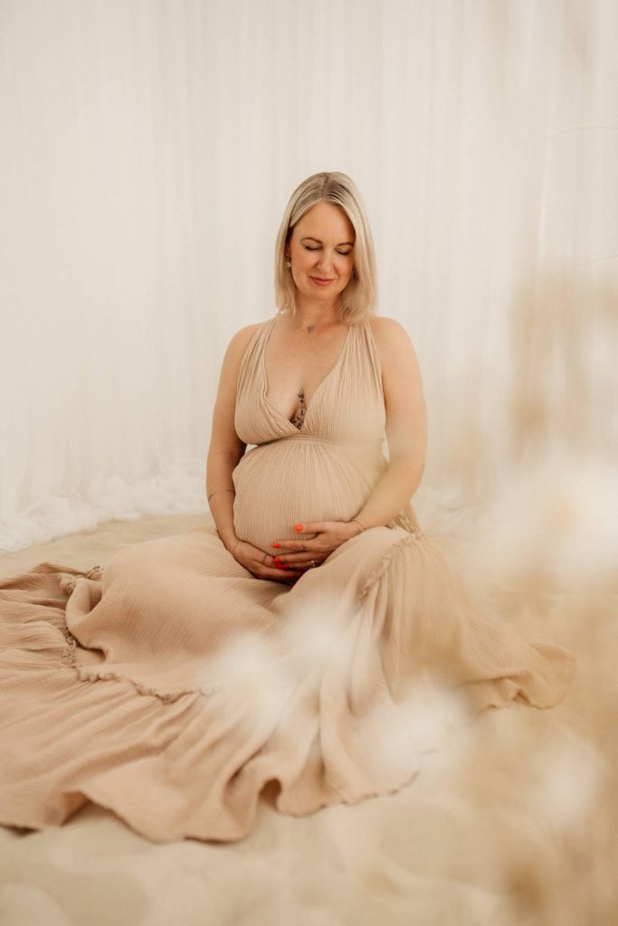 Schwangere Frau beim Babybauchshooting im Shootinkleid aus meinem Kundenkleiderschrank
