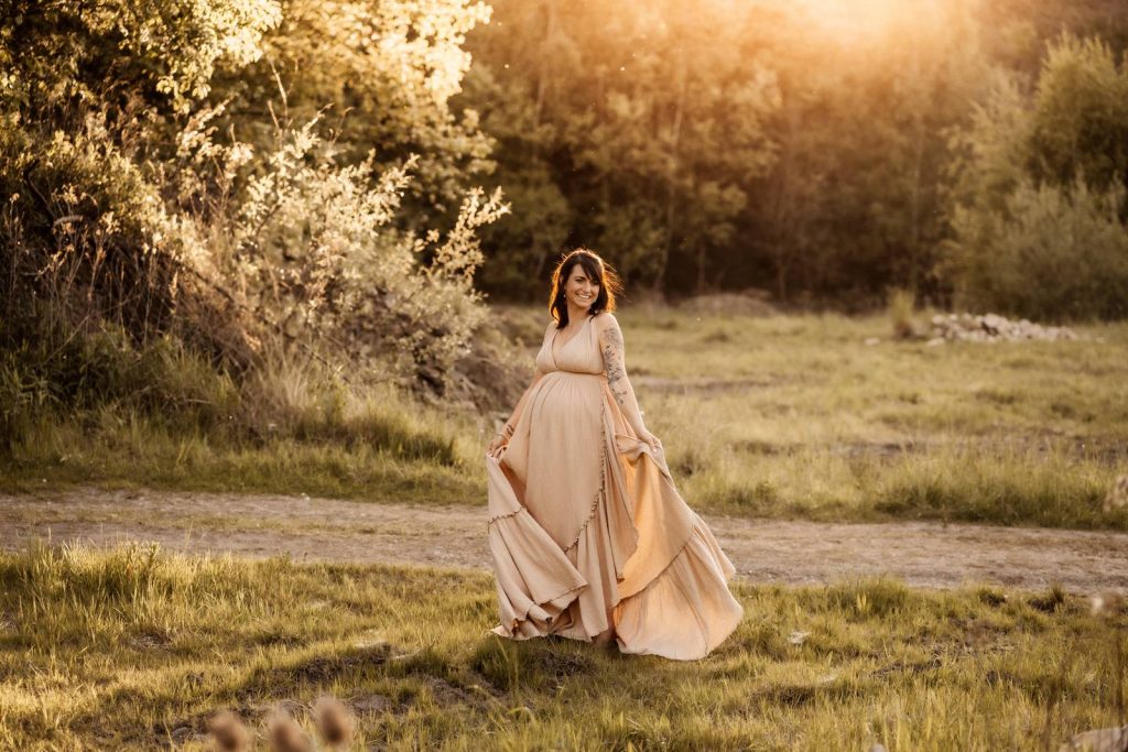 Schwangere Frau beim Babybauchshooting im Shootinkleid aus meinem Kundenkleiderschrank