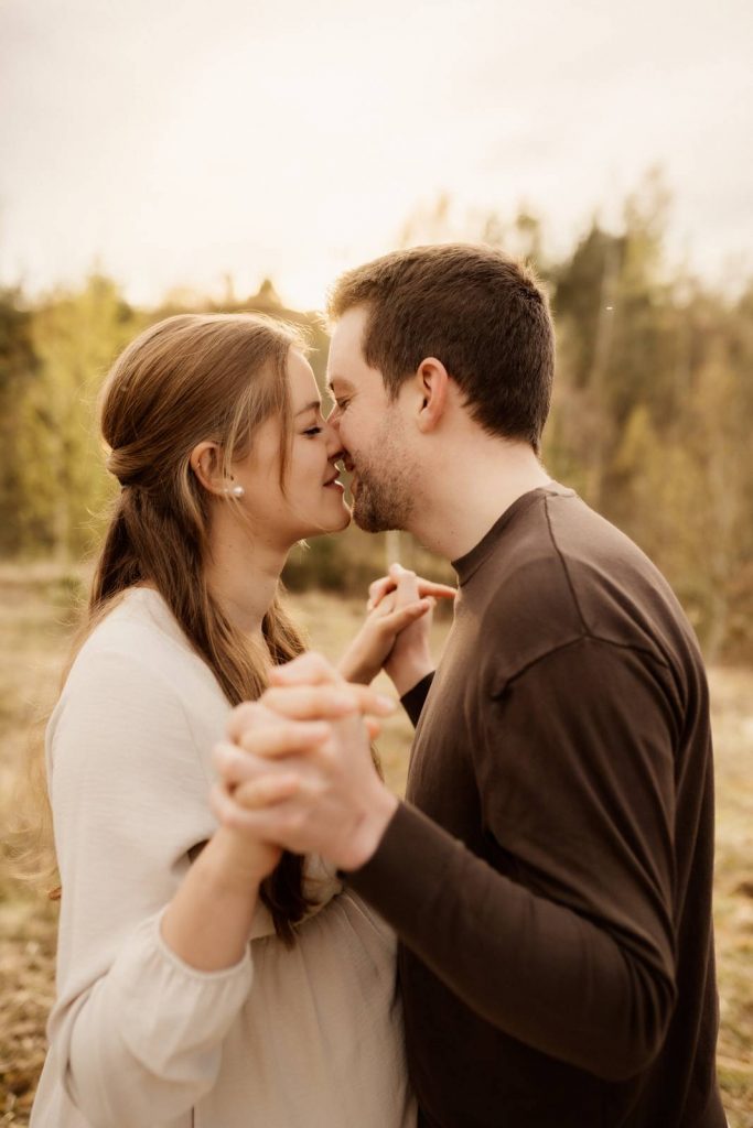 Schwangere Frau beim Babybauchshooting im Shootinkleid aus meinem Kundenkleiderschrank