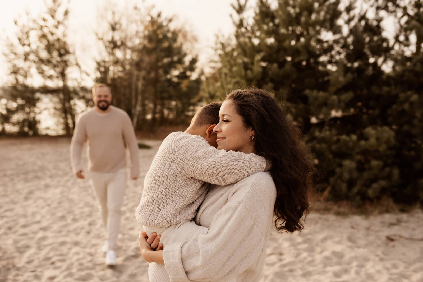 Schwangere Frau beim Babybauchshooting im Shootinkleid aus meinem Kundenkleiderschrank