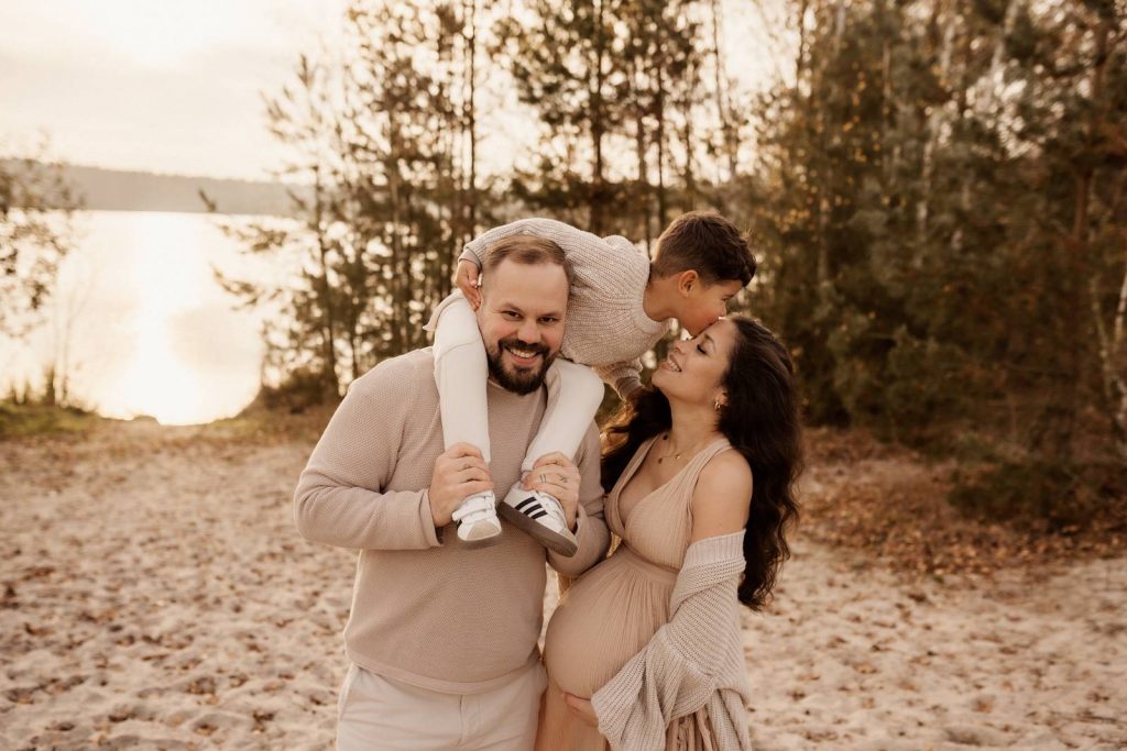 Schwangere Frau beim Babybauchshooting im Shootinkleid aus meinem Kundenkleiderschrank