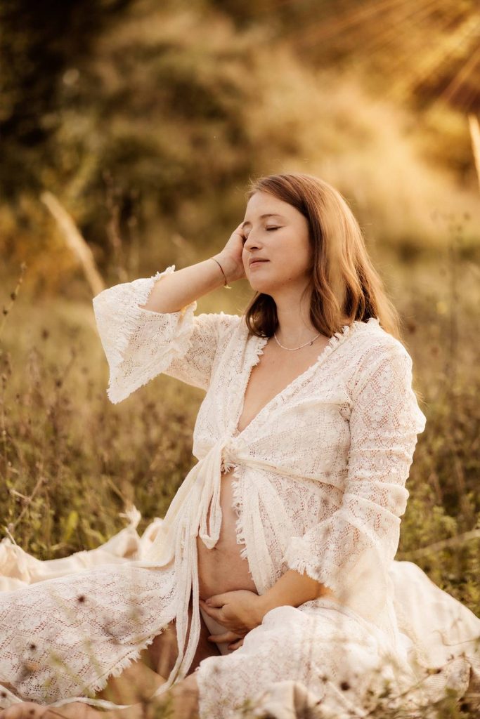 Schwangere Frau beim Babybauchshooting im Shootinkleid aus meinem Kundenkleiderschrank