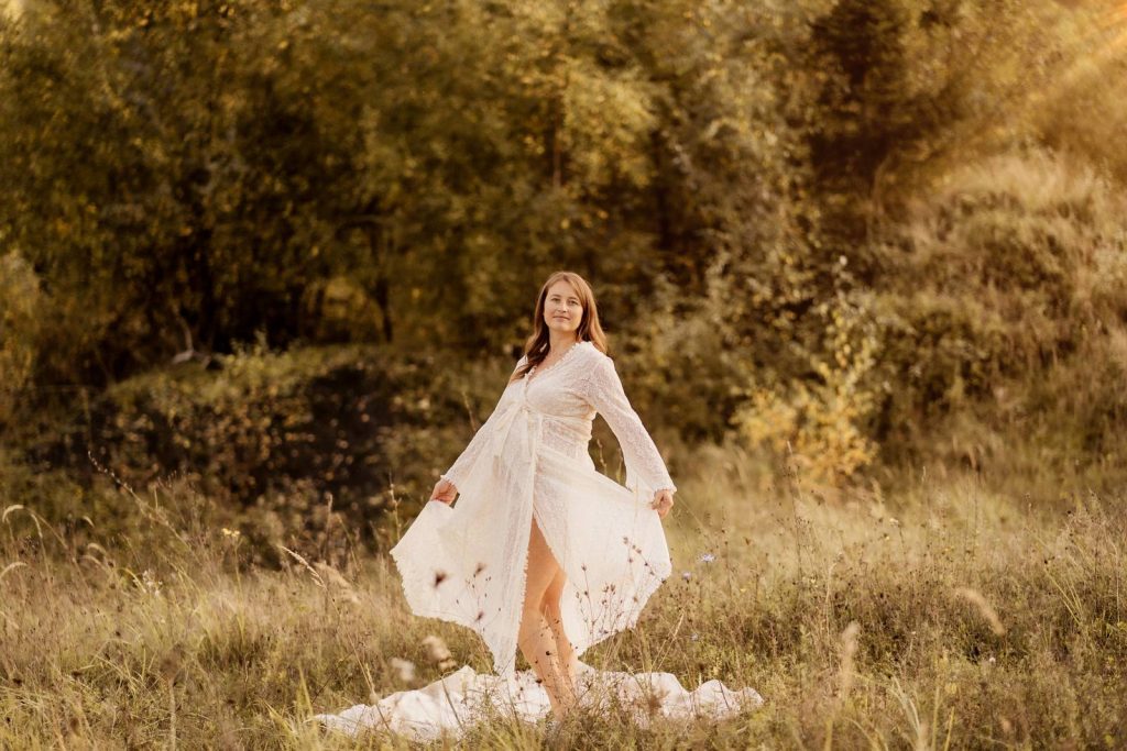 Schwangere Frau beim Babybauchshooting im Shootinkleid aus meinem Kundenkleiderschrank