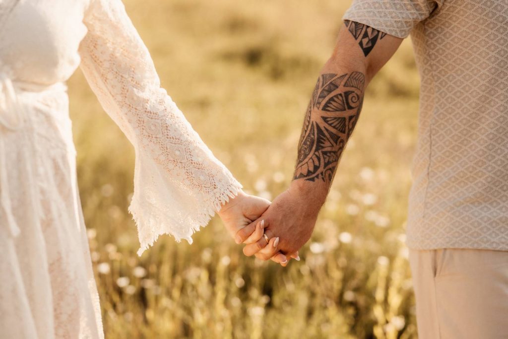 Schwangere Frau beim Babybauchshooting im Shootinkleid aus meinem Kundenkleiderschrank