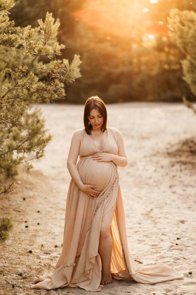 Schwangere Frau beim Babybauchshooting im Shootinkleid aus meinem Kundenkleiderschrank