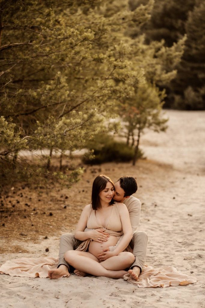 Schwangere Frau beim Babybauchshooting im Shootinkleid aus meinem Kundenkleiderschrank