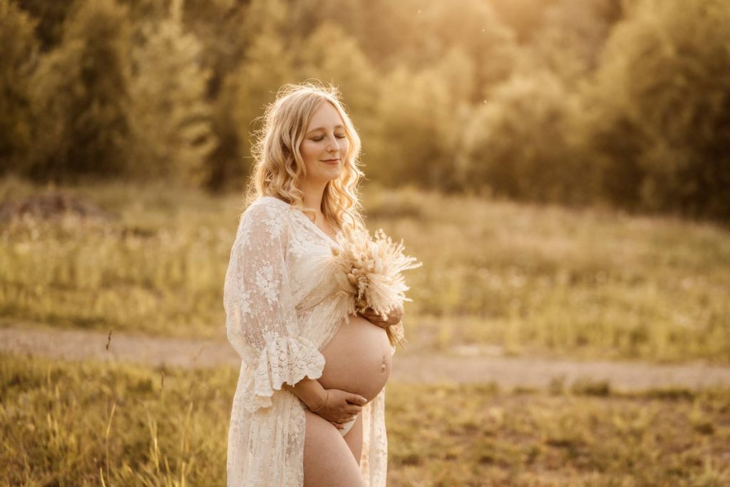 Schwangere Frau beim Babybauchshooting im Shootinkleid aus meinem Kundenkleiderschrank