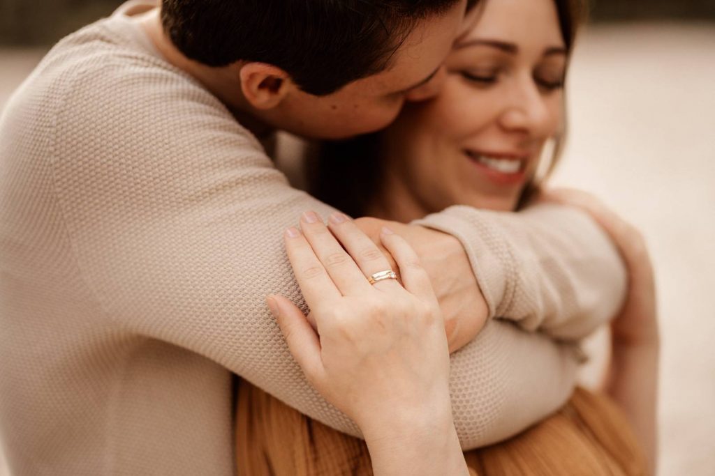 Schwangere Frau beim Babybauchshooting im Shootinkleid aus meinem Kundenkleiderschrank