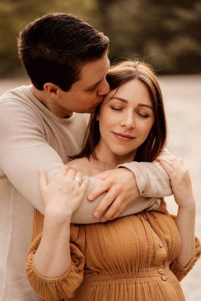 Schwangere Frau beim Babybauchshooting im Shootinkleid aus meinem Kundenkleiderschrank