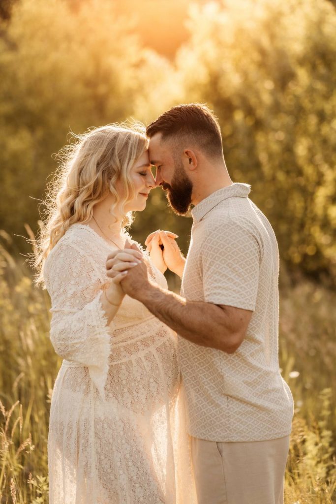 Schwangere Frau beim Babybauchshooting im Shootinkleid aus meinem Kundenkleiderschrank