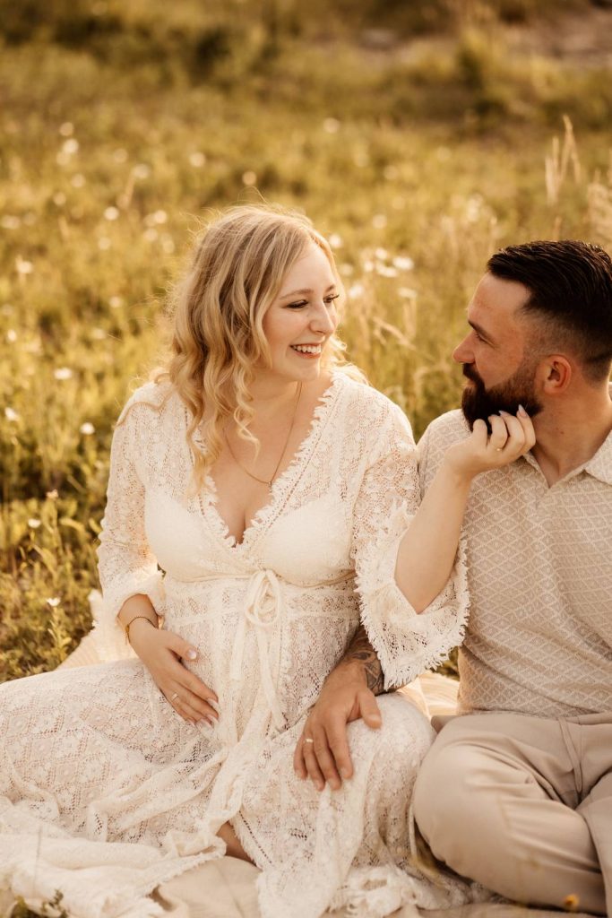 Schwangere Frau beim Babybauchshooting im Shootinkleid aus meinem Kundenkleiderschrank