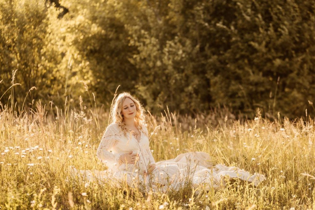 Schwangere Frau beim Babybauchshooting im Shootinkleid aus meinem Kundenkleiderschrank