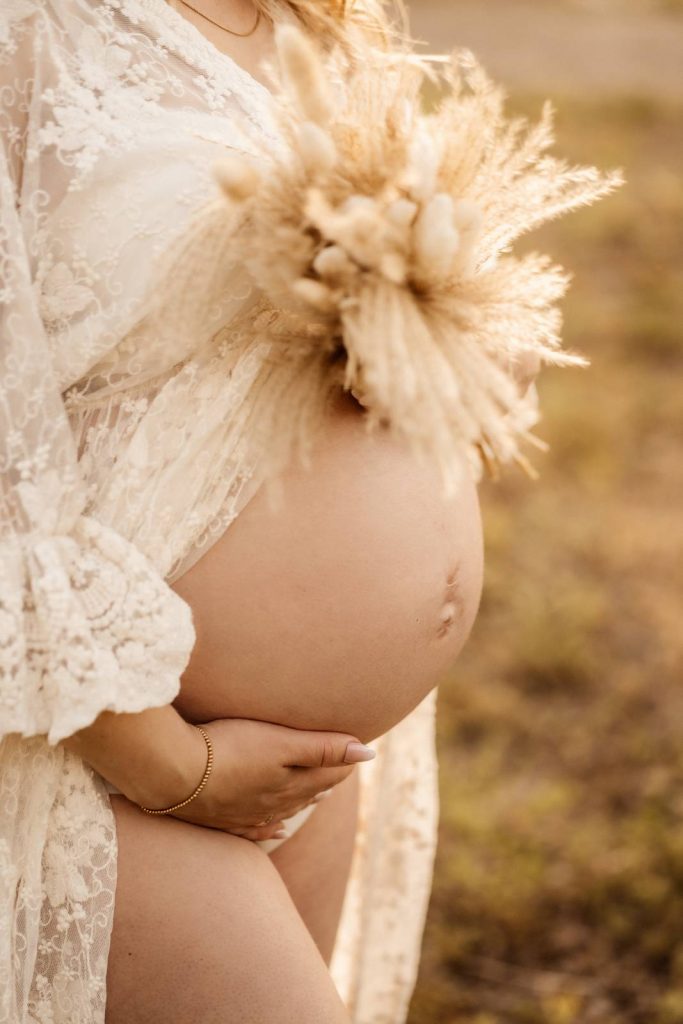 Schwangere Frau beim Babybauchshooting im Shootinkleid aus meinem Kundenkleiderschrank