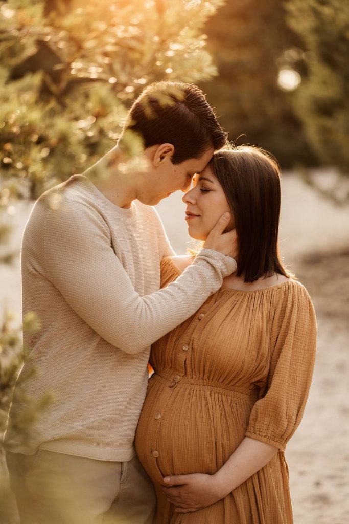 Schwangere Frau beim Babybauchshooting im Shootinkleid aus meinem Kundenkleiderschrank