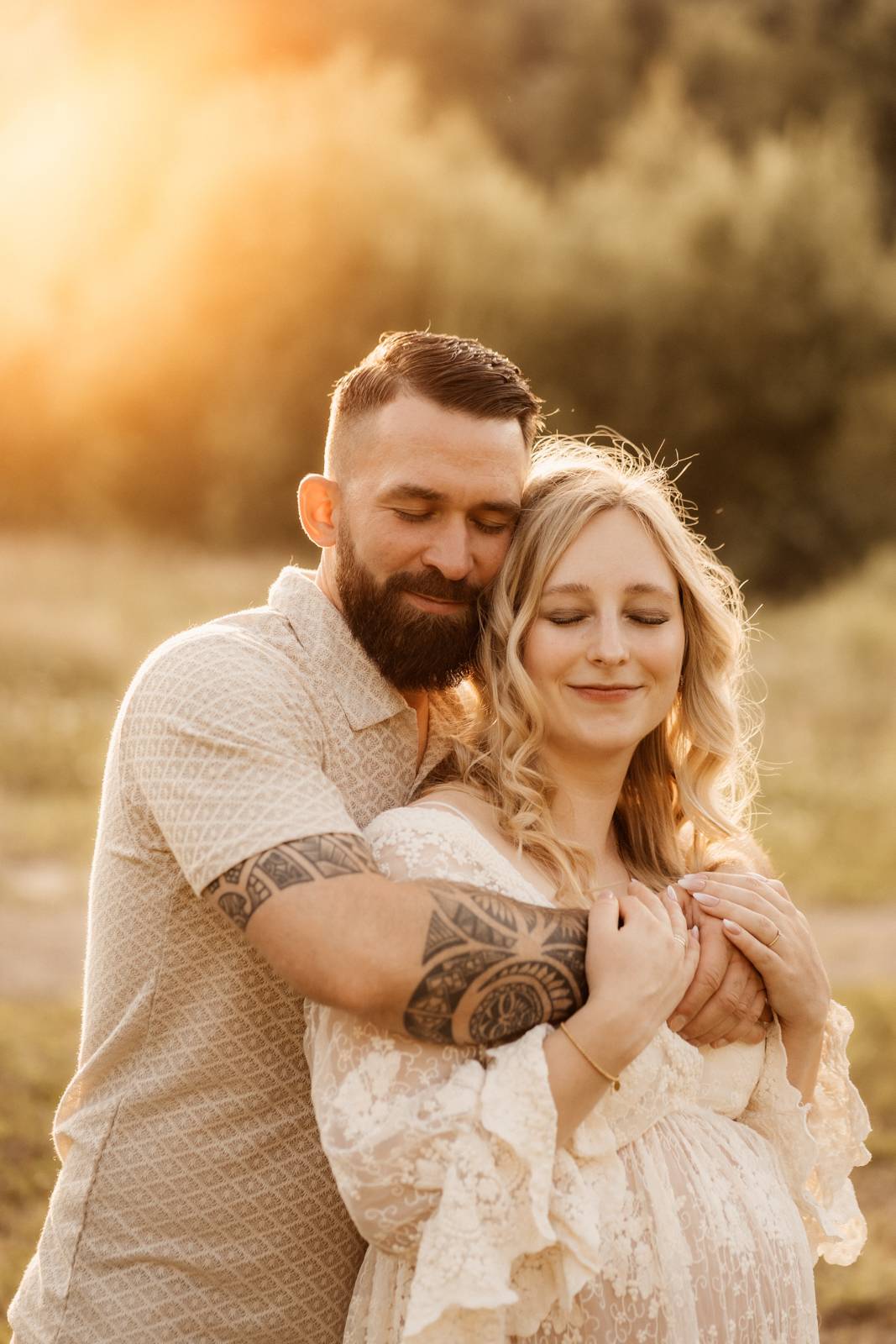 Schwangere Frau beim Babybauchshooting im Shootinkleid aus meinem Kundenkleiderschrank