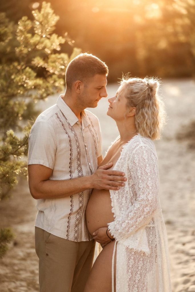 Schwangere Frau beim Babybauchshooting im Shootinkleid aus meinem Kundenkleiderschrank