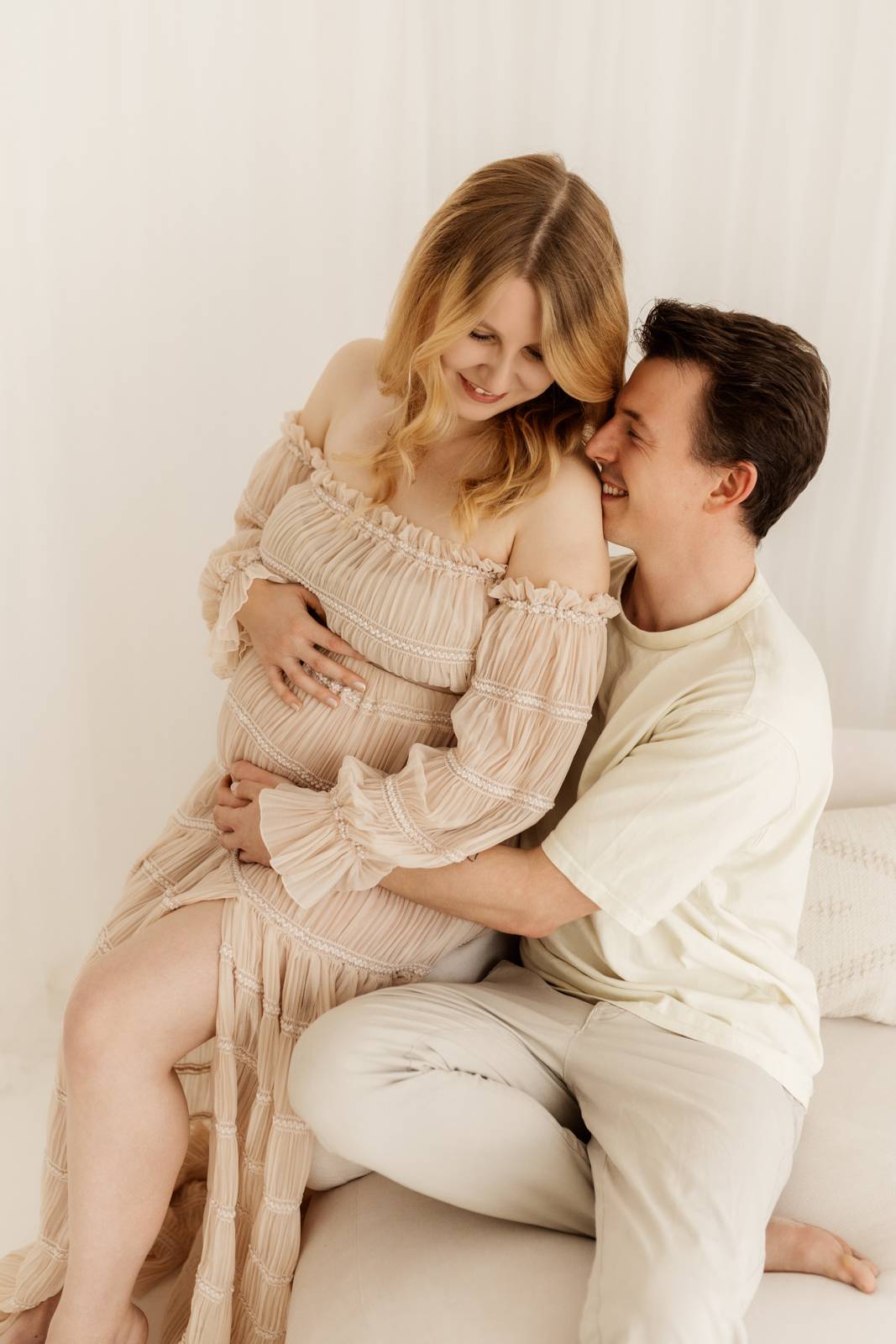 Schwangere Frau beim Babybauchshooting im Shootinkleid aus meinem Kundenkleiderschrank