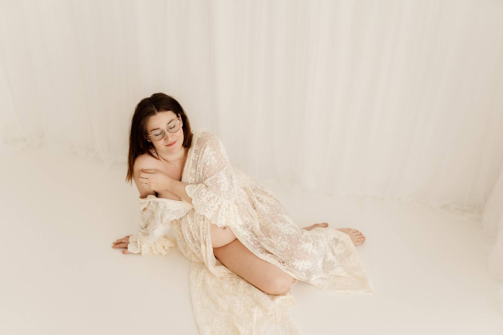 Schwangere Frau beim Babybauchshooting im Shootinkleid aus meinem Kundenkleiderschrank