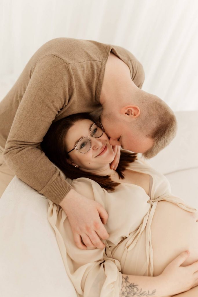 Schwangere Frau beim Babybauchshooting im Shootinkleid aus meinem Kundenkleiderschrank